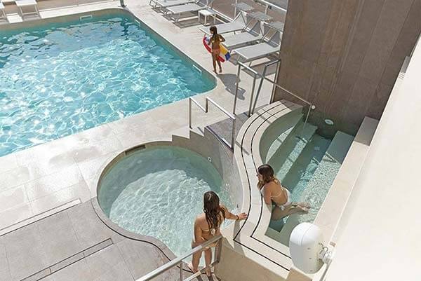 La piscina con idromassaggio - Hotel Continental di Gabicce